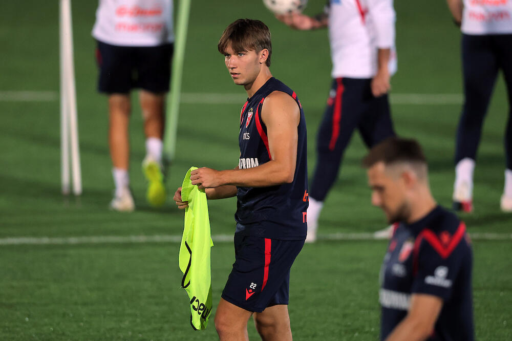 Milanski rat za Vasilija Kostova? Roso-neri već zvali Crvenu zvezdu! (Video)