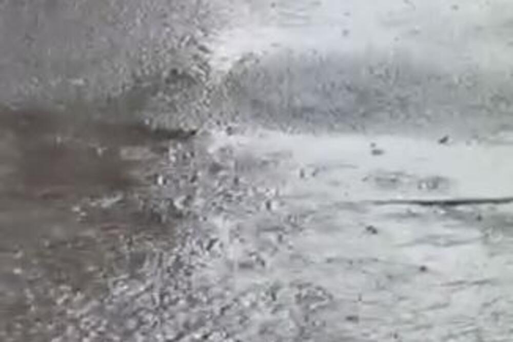 Pljušti kiša u ovom srpskom gradu: Nakon paklenog dana, konačno stiglo osveženje (VIDEO)