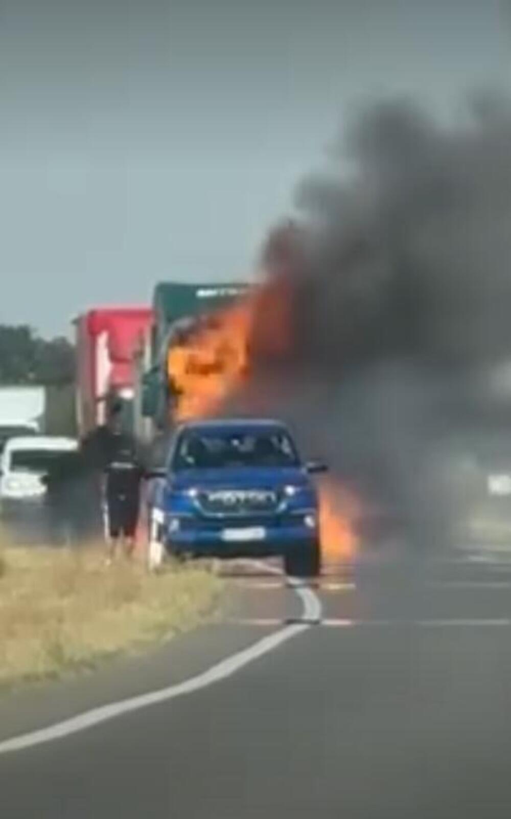 Zapalio se kamion kod Žablja: Plamen i dim kuljali na sve strane, čula se i eksplozija (VIDEO)
