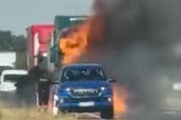 Zapalio se kamion kod Žablja: Plamen i dim kuljali na sve strane, čula se i eksplozija (VIDEO)
