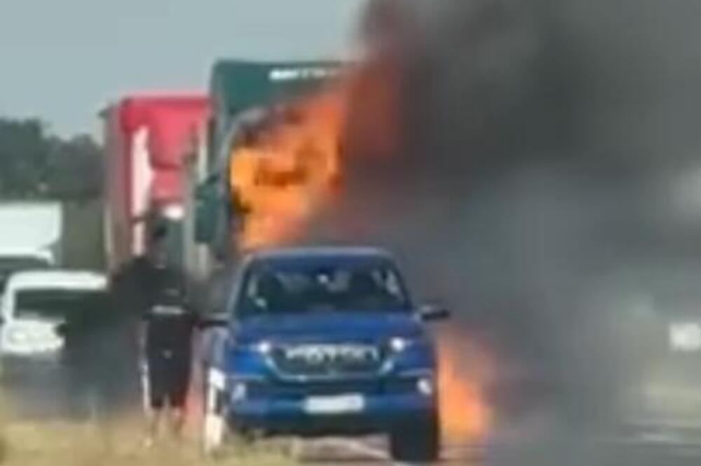 Zapalio se kamion kod Žablja: Plamen i dim kuljali na sve strane, čula se i eksplozija (VIDEO)
