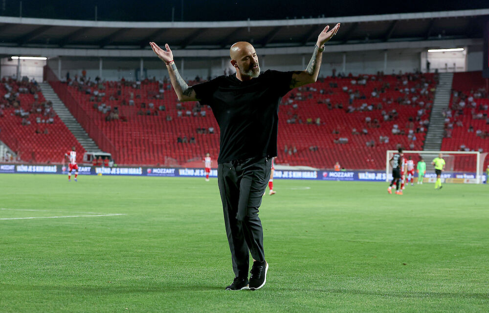 Dejan Stanković posle dobijenog crvenog kartona u 'ratu' sa zapadnom tribinom zbog novih i zvižduka na poluvremenu utakmice Crvene zvezde i Hapoel Ber Ševe