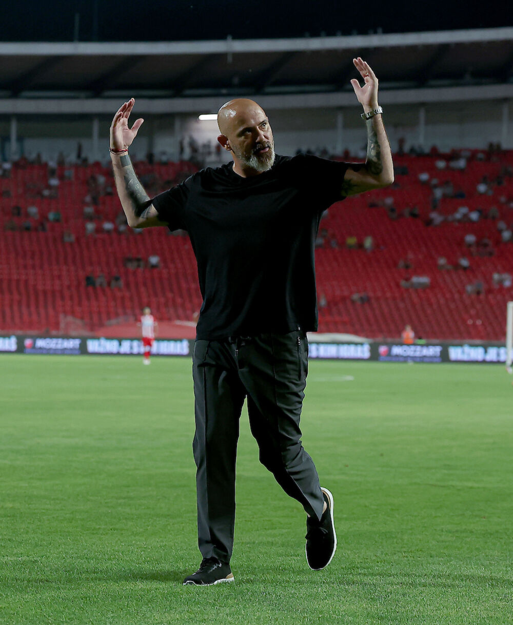 Dejan Stanković posle dobijenog crvenog kartona u 'ratu' sa zapadnom tribinom zbog novih i zvižduka na poluvremenu utakmice Crvene zvezde i Hapoel Ber Ševe