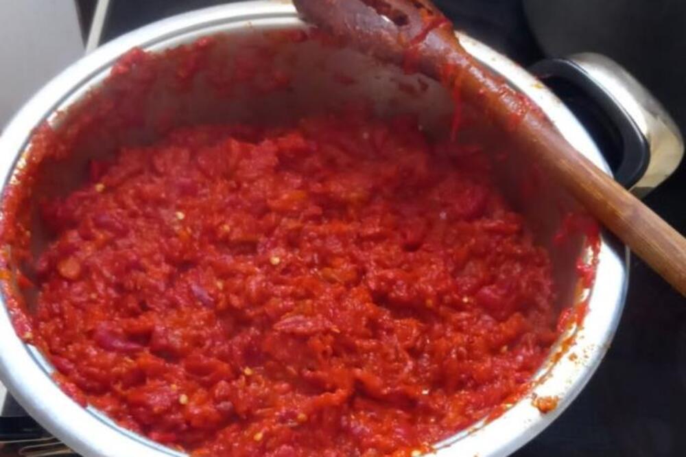 Napravite ajvar iz rerne bez pečenja paprika! Recept idealan za pripremu u stanu
