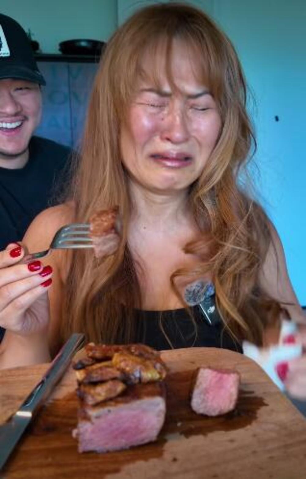 VEGANKA PROBALA MESO POSLE 14 GODINA, A NJENA REAKCIJA ŠOKIRALA JE SVET! Jecala u suzama i ponavljala OVO