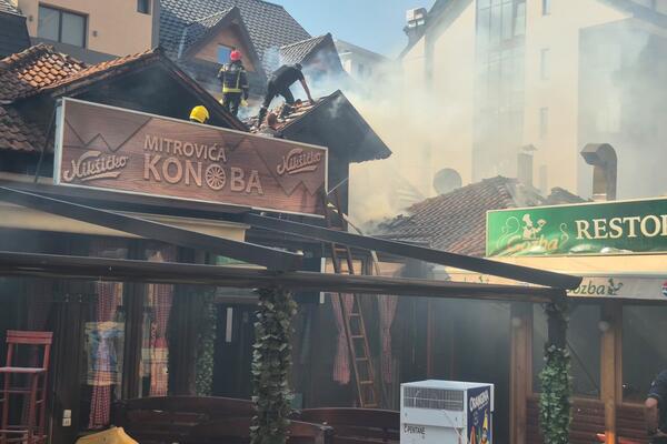 Prve slike jezivog požara iz centra Zlatibora: Zaposleni evaukisani na vreme, vatrogasci lokalizovali vatru (FOTO)