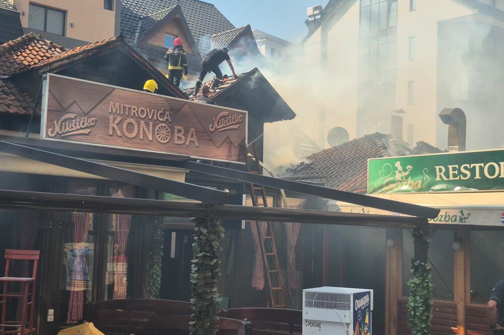Prve slike jezivog požara iz centra Zlatibora: Zaposleni evaukisani na vreme, vatrogasci lokalizovali vatru (FOTO)