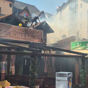 Prve slike jezivog požara iz centra Zlatibora: Zaposleni evaukisani na vreme, vatrogasci lokalizovali vatru (FOTO)