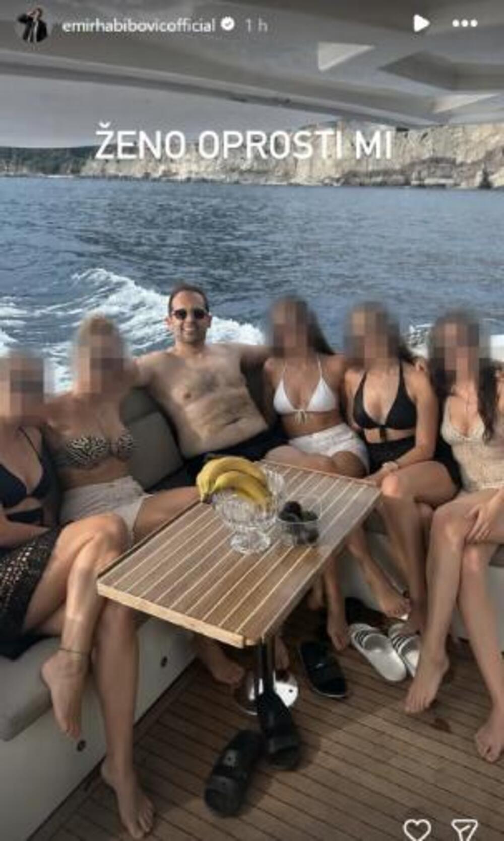 IZ DŽAMIJE U JAHTU! Samo što se OŽENIO, već traži OPROST od žene! Pogledajte u kakvom DRUŠTVU je UHVAĆEN!