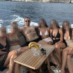 IZ DŽAMIJE U JAHTU! Samo što se OŽENIO, već traži OPROST od žene! Pogledajte u kakvom DRUŠTVU je UHVAĆEN!