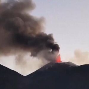 Haos na evropskim aerodromima zbog erupcije vulkana: Otkazano čak 700 letova, avioni preusmereni (VIDEO)