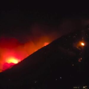 "Situaciјa niјe dobra..." Požar stigao do kuća, meštani napuštaju domove, snimci lede krv u žilama (VIDEO)