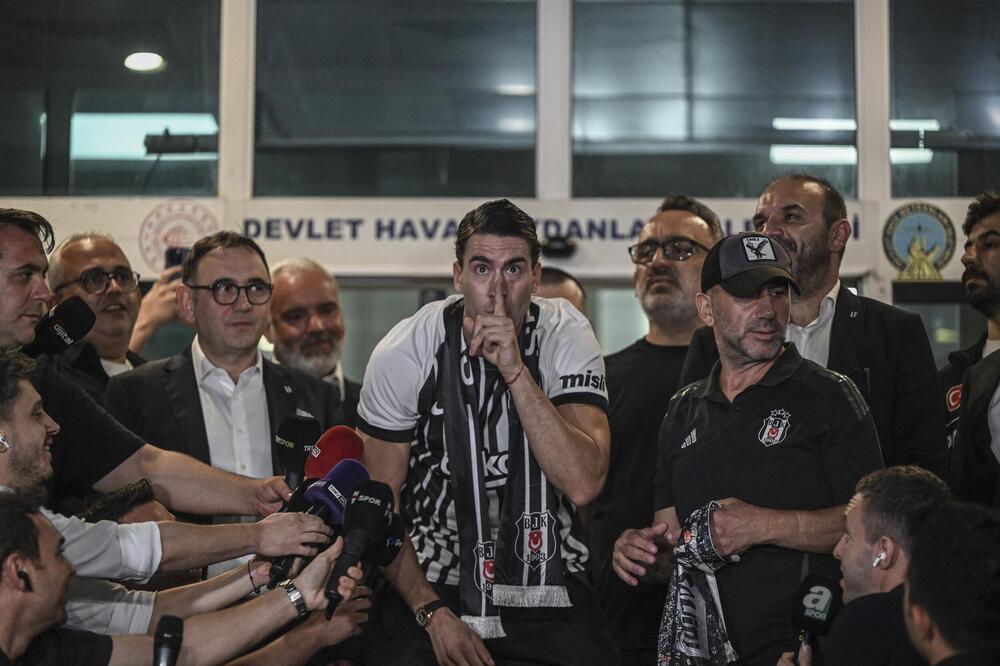 DELIRIJUM ZBOG DUŠANA VLAHOVIĆA! Navijači Bešiktaša dočekali Srbina kao kralja (Video/Foto)