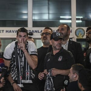 DELIRIJUM ZBOG DUŠANA VLAHOVIĆA! Navijači Bešiktaša dočekali Srbina kao kralja (Video/Foto)