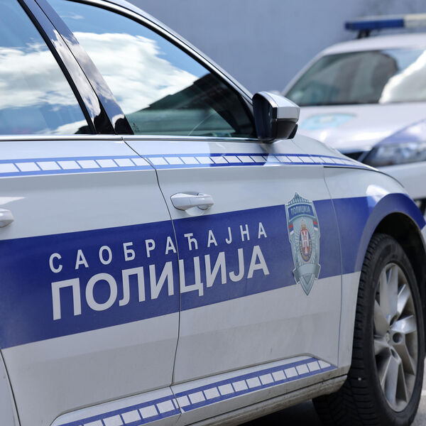 KAD JE VIDEO POLICIJU, UZEO SEKIRU I KRENUO KA ŽENI: Jeziv slučaj porodičnog nasilja u Ugrinovcima