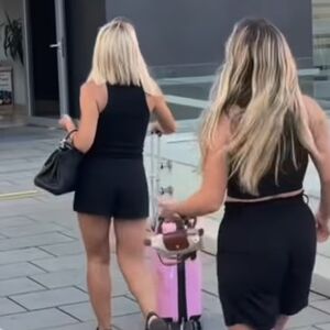 Misteriozna devojka sve vreme uz Jovanu Jeremić pred operaciju: Obukla mali crni minić, došla u besnoj mašini VIDEO