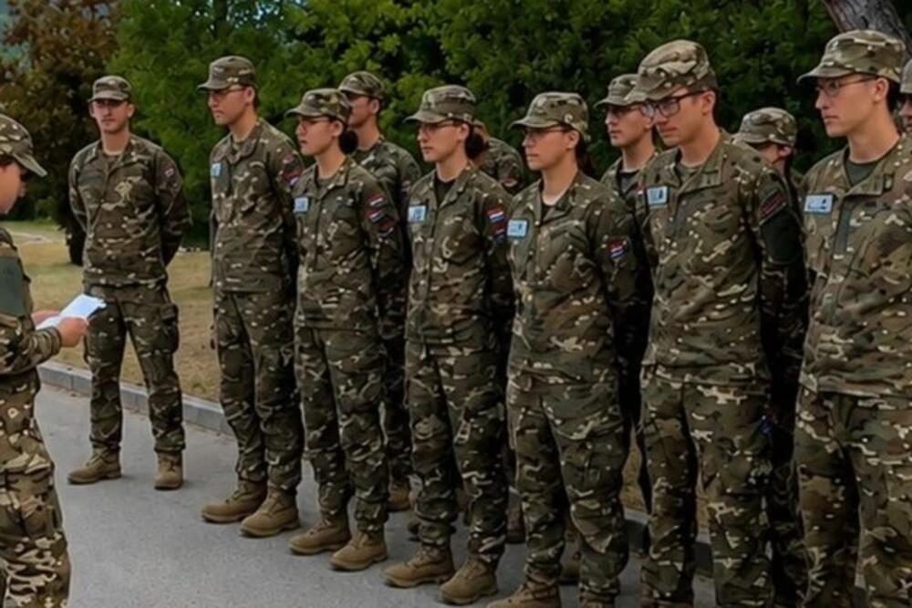 POGLEDAJTE KAKO SE LJUDI SPRDAJU SA SLOVENAČKIM VOJNICIMA! Napravili cirkus, cvrkuću, snimak je postao VIRALAN