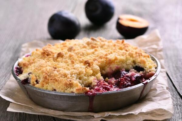 Starinski recept za kolač od šljiva koji se pravi bez kora i komplikovanja: Šljivopita se lepi za nepce, pun ukus!