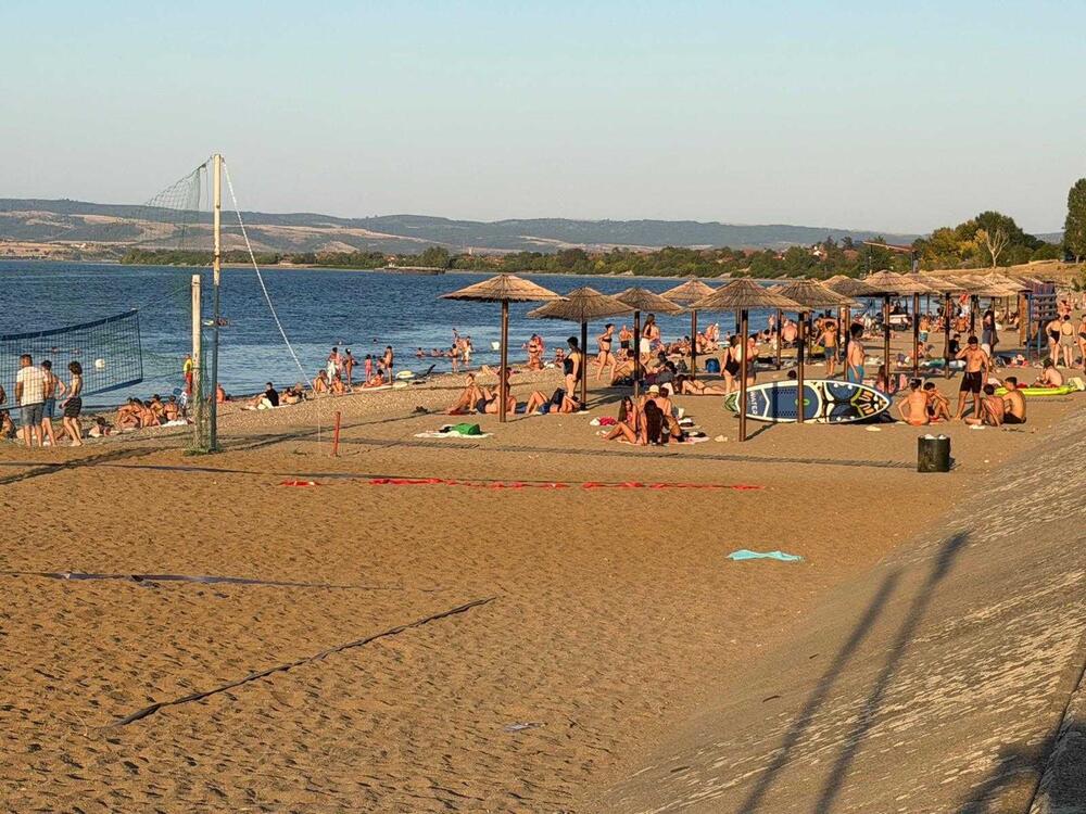 Ovo je srpsko more, građani tu pronalaze spas od vrućina: Gradska plaža u ovom gradu beleži rekordnu posećenost