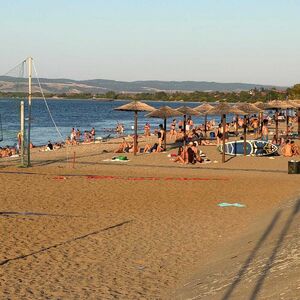Ovo je srpsko more, građani tu pronalaze spas od vrućina: Gradska plaža u ovom gradu beleži rekordnu posećenost
