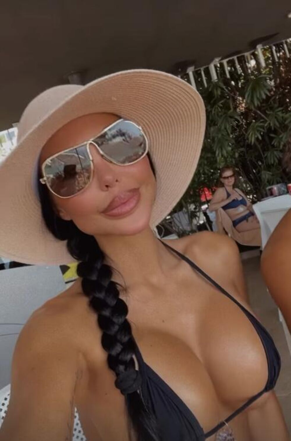 ASMIN PUCA OD PONOSA KAKVA JE RIBA KRAJ NJEGA: Maja tankim tračicama jedva sakrila gigantske grudi, ovde se baškare