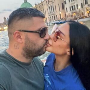 ASMIN PUCA OD PONOSA KAKVA JE RIBA KRAJ NJEGA: Maja tankim tračicama jedva sakrila gigantske grudi, ovde se baškare