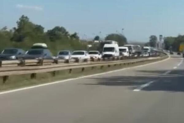Potpuni kolaps na auto-putu ka Beogradu: Udes kod Velike Plane napravio kilometarske kolone u saobraćaju (VIDEO)