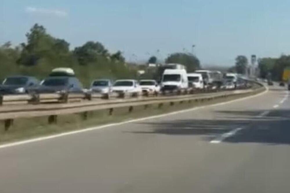 Potpuni kolaps na auto-putu ka Beogradu: Udes kod Velike Plane napravio kilometarske kolone u saobraćaju (VIDEO)