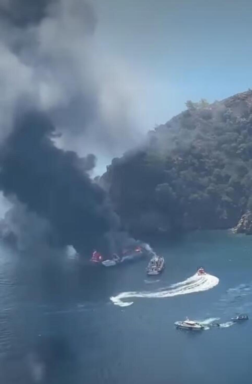 Brod pun dece zahvatio požar u omiljenom srpskom letovalištu: Putnici u panici skakali u more da se spasu! (VIDEO)