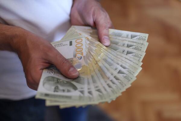 Počela isplata jednokratne novčane pomoći: Ovim građanima Srbije će na račun leći 20.000 dinara