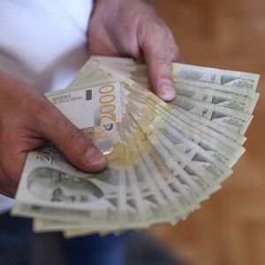 Počela isplata jednokratne novčane pomoći: Ovim građanima Srbije će na račun leći 20.000 dinara