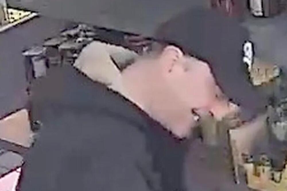Policija traga za NAPASNIKOM IZ MESARE! Pokušao da poljubi dečaka (9) u usta, pa ga NEPRIMERNO DODIRIVAO (FOTO)