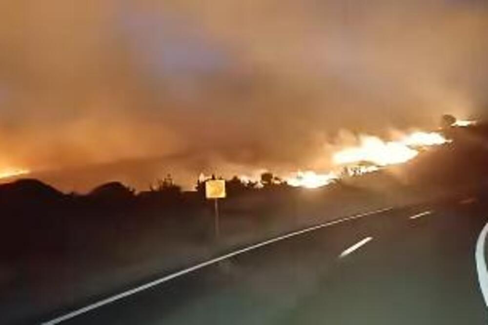 Dramatičan snimak požara na Dugom Otoku: Vatra guta sve pred sobom, vatrogasci spasavali kuće i vikendice (VIDEO)