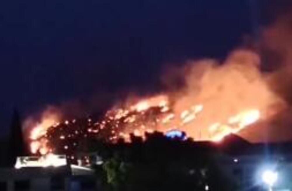 Vatrena stihija stigla nadomak kuća: Veliki požar u ovom letovalištu u Crnoj Gori - gust dim sve prekrio (VIDEO)