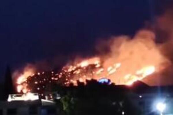 Vatrena stihija stigla nadomak kuća: Veliki požar u ovom letovalištu u Crnoj Gori - gust dim sve prekrio (VIDEO)