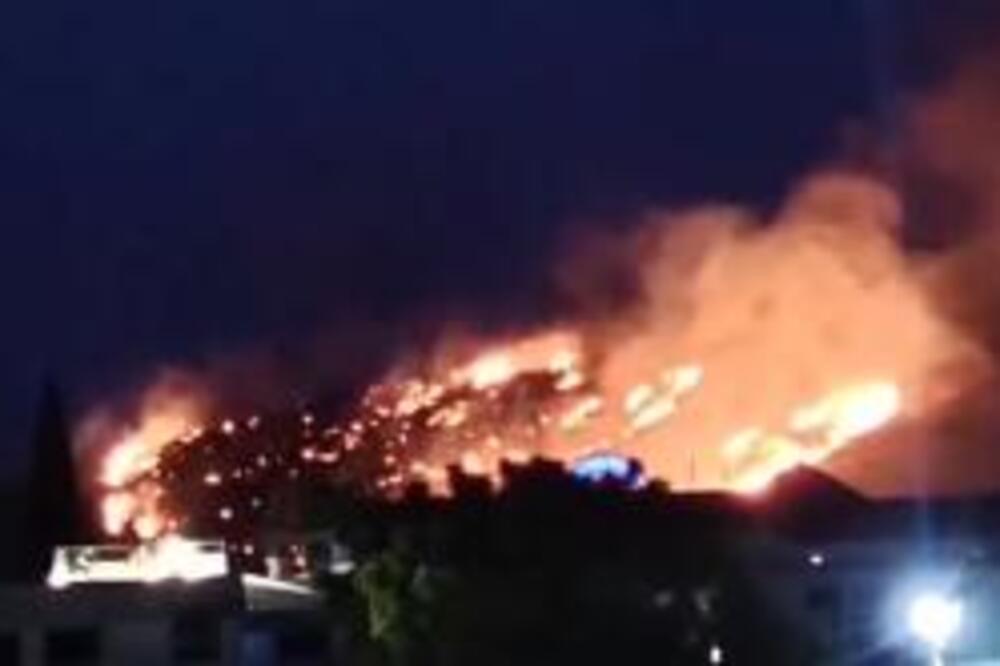 Vatrena stihija stigla nadomak kuća: Veliki požar u ovom letovalištu u Crnoj Gori - gust dim sve prekrio (VIDEO)