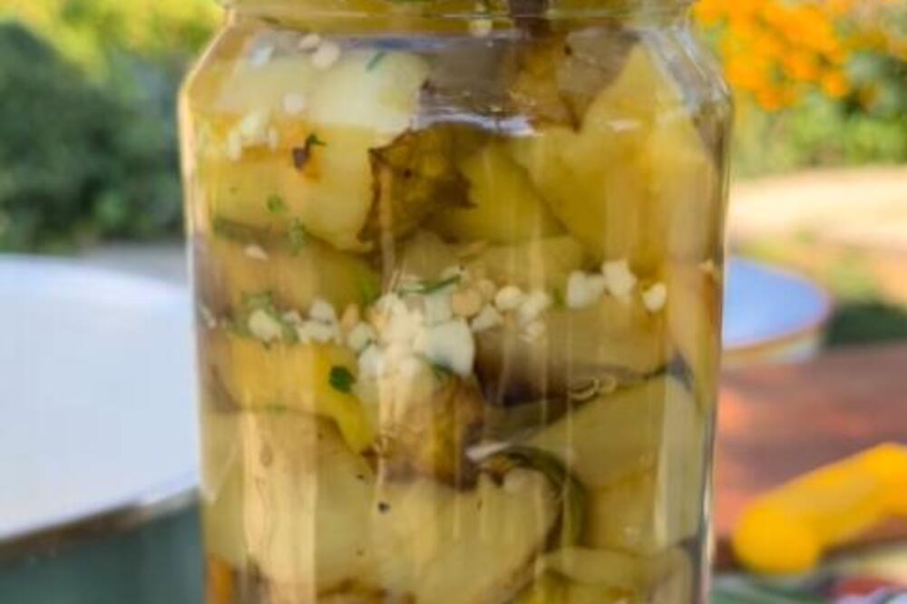 Pikantna zimnica koja će trajati do sledeće jeseni: Ljute papričice po domaćem receptu - uz sve idu!