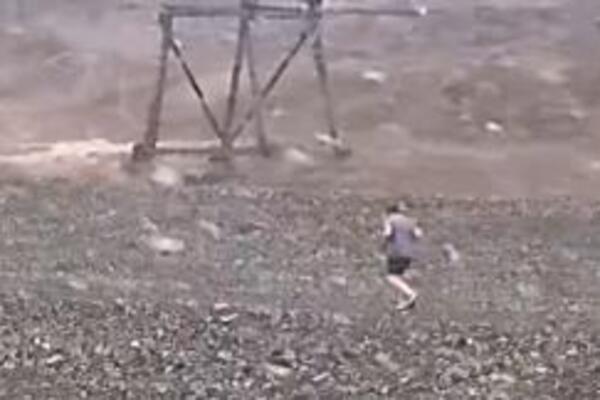 Sneg pao usred avgusta: Zabelelo se čak pored okeana - pogledajte samo neverovatan prizor