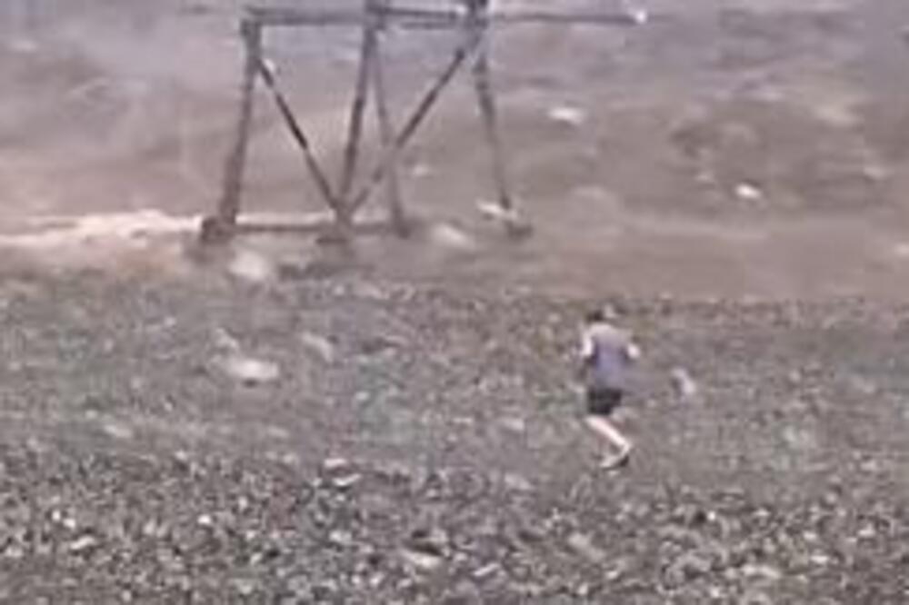 Sneg pao usred avgusta: Zabelelo se čak pored okeana - pogledajte samo neverovatan prizor