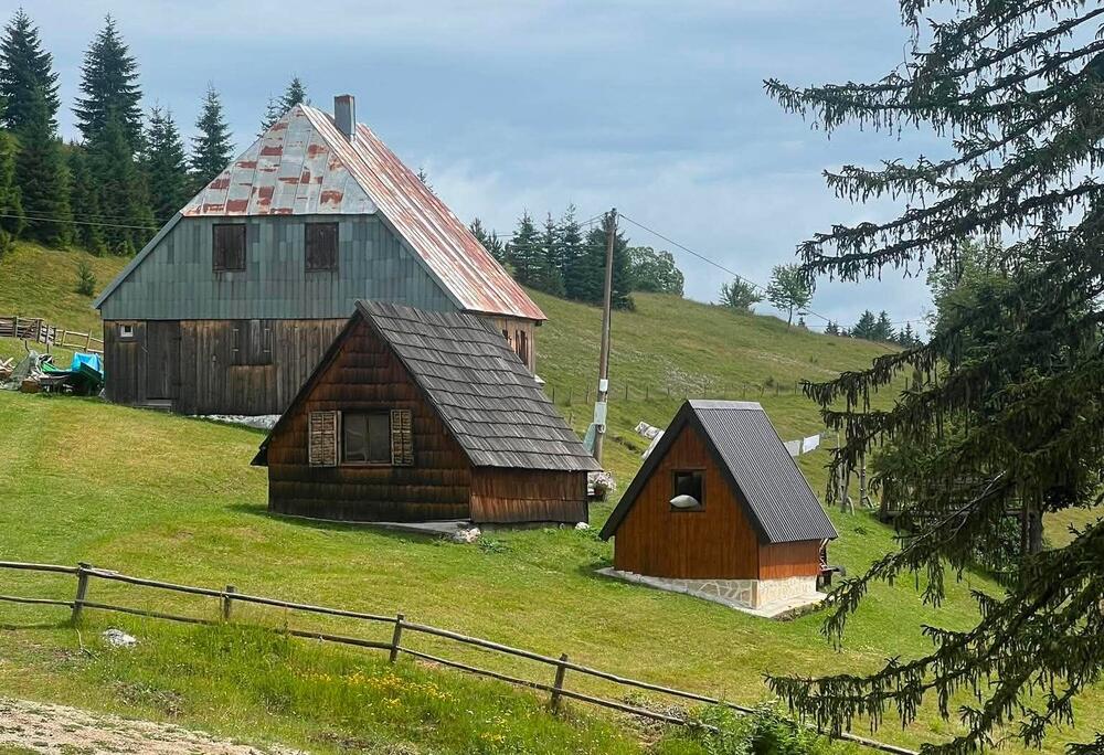 Ovo selo u Crnoj Gori je jedinstveno: U blizini se nalaze tri jezera, priroda i zelenilo oduzimaju dah (FOTO)