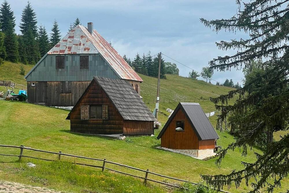 Ovo selo u Crnoj Gori je jedinstveno: U blizini se nalaze tri jezera, priroda i zelenilo oduzimaju dah (FOTO)