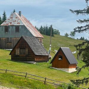 Ovo selo u Crnoj Gori je jedinstveno: U blizini se nalaze tri jezera, priroda i zelenilo oduzimaju dah (FOTO)