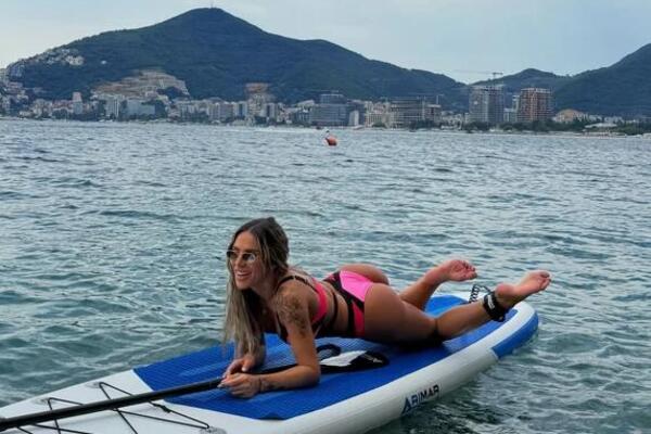 SANDRA AFRIKA SE SKINULA U MINIJATURNI BIKINI: Trakice jedva prekrile SILIKONE, pevačica pokazala čime raspolaže
