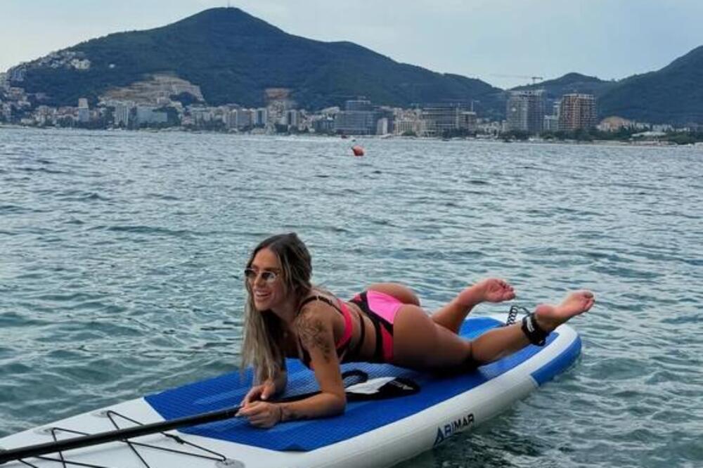 SANDRA AFRIKA SE SKINULA U MINIJATURNI BIKINI: Trakice jedva prekrile SILIKONE, pevačica pokazala čime raspolaže