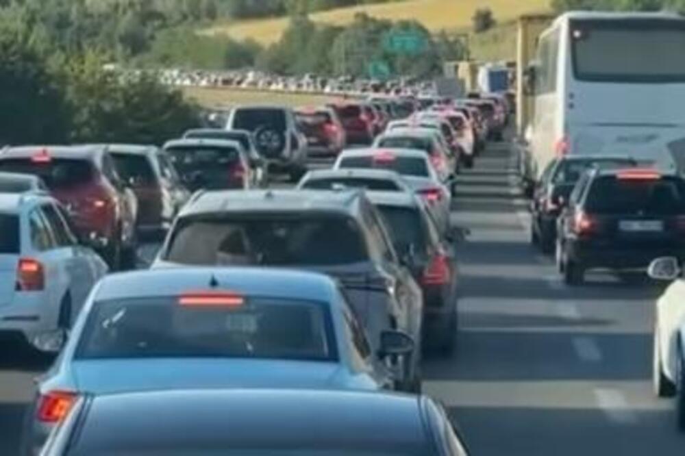Kolaps na ulazu u Beograd: Kolonama se ne vidi kraj, vozila stoje u mestu zbog nezgode (VIDEO)
