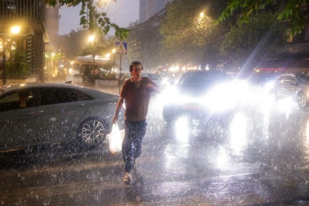 NEBO SE ZACRNILO NAD PRESTONICOM, PLJUSAK SE SRUČIO NA BEOGRAD! Ovi delovi Srbije su na udaru, oglasio se RHMZ!