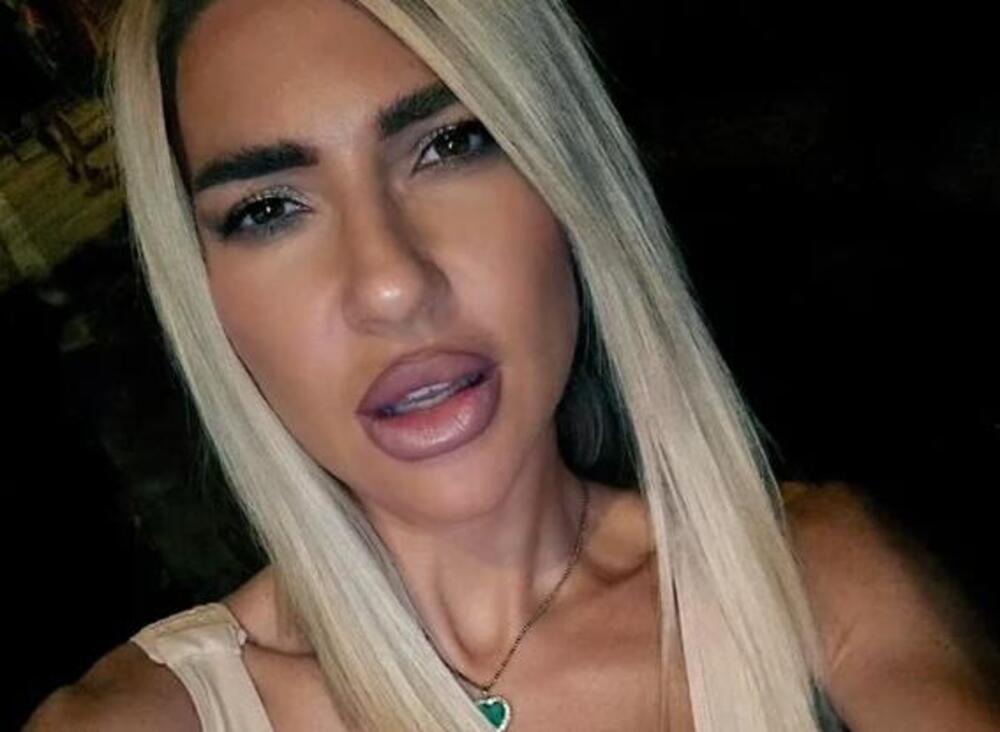 EVO KAKO IZGLEDA JOVANA JEREMIĆ NAKON UGRADNJE SILIKONA: Ponosno ih izvela u večernju šetnju, a u ruci... (FOTO)