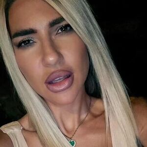 EVO KAKO IZGLEDA JOVANA JEREMIĆ NAKON UGRADNJE SILIKONA: Ponosno ih izvela u večernju šetnju, a u ruci... (FOTO)