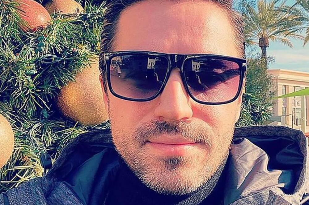 NAŠEG VODITELJA DEVOJKA OPTUŽILA ZA NASILJE PA JE OTIŠAO U AMERIKU: Posle 10 godina se vratio, evo šta je uradio