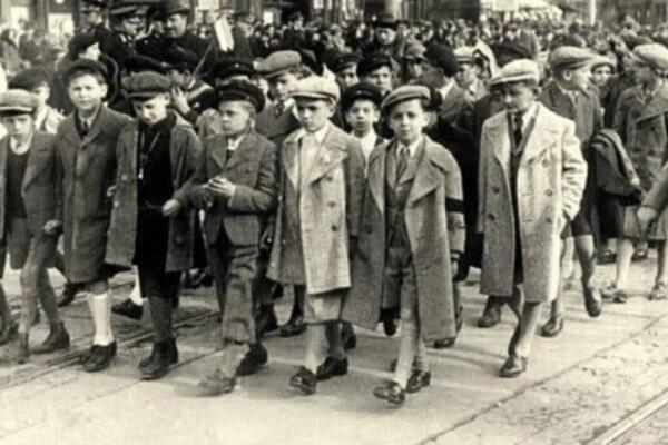Na ovoj fotografiji iz 1939. godine nalazi se naš legendarni glumac: Da li ga prepoznajete?